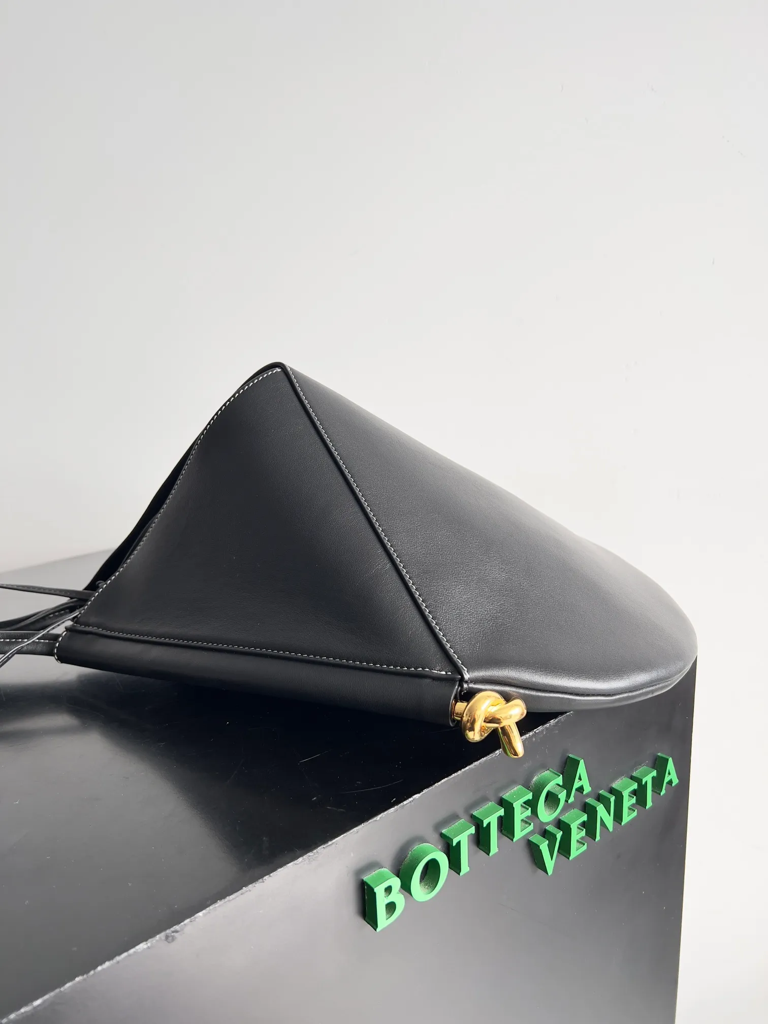Batch 2060 BOTTEGA VENETA's new medium-sized SOLSTICE shoulder bag for women, B Art Aesthetics II is extremely simple and time aesthetics. Bottega Veneta Solstice. Pays tribute to the infinity of time and nature. It uses the iconic intrecciato leather weaving process and Knot elements to tell the perfect integration of time, astronomy, design language, humanity and craftsmanship, presenting a fashion full of story-telling. Style number: 794999 Size: 44*37*2cm